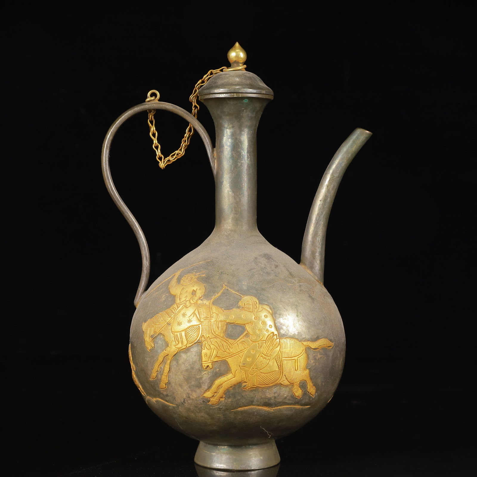 An Exquisite Gilt Silver Figure Pattern Ewer (1 of 16)