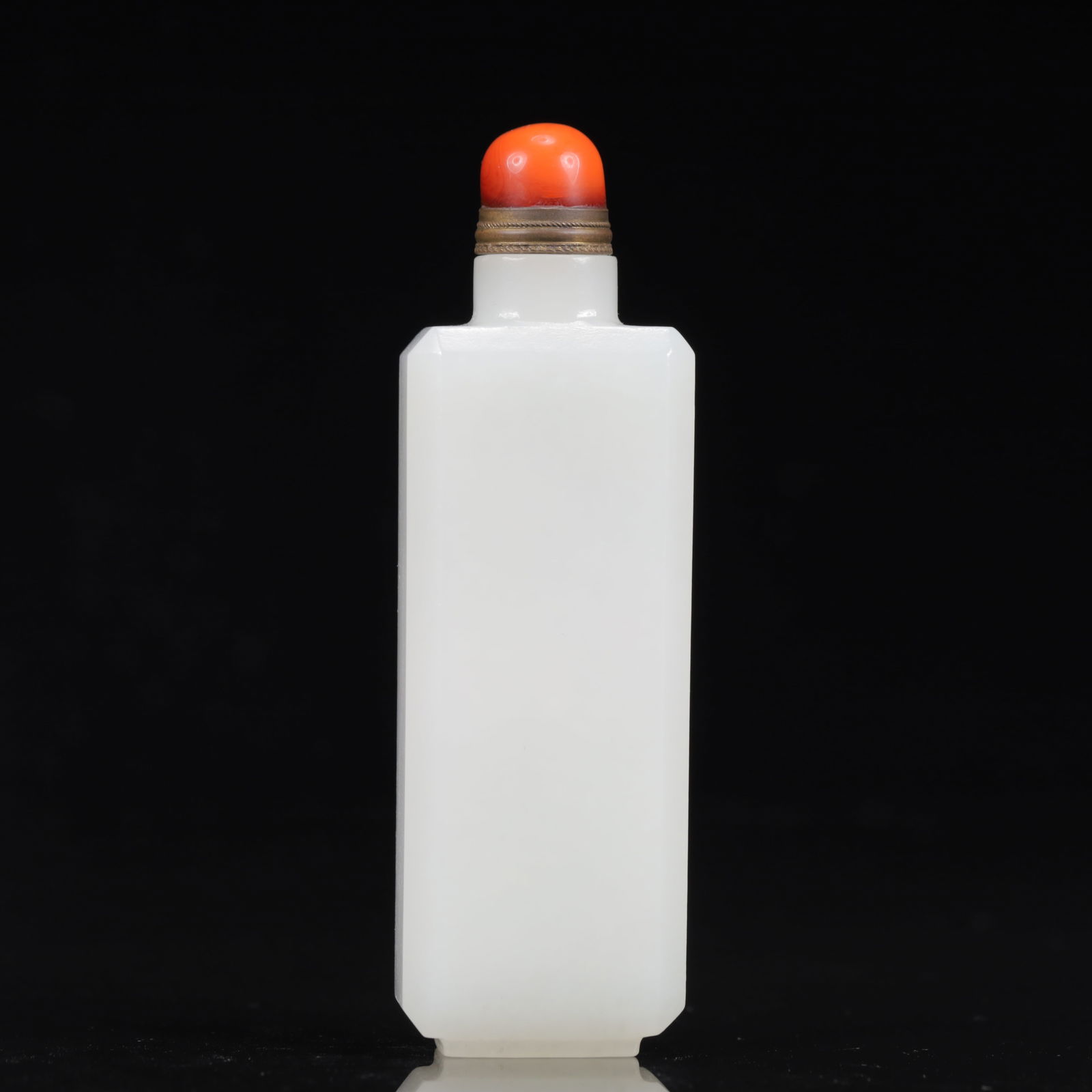 An Exquisite White Jade Snuff Bottle: An Exquisite White Jade Snuff Bottle,Qing Dynasty, China,Size:1.4inx1inx4.3in,Weight:88g 白玉鼻烟壶,中国清代