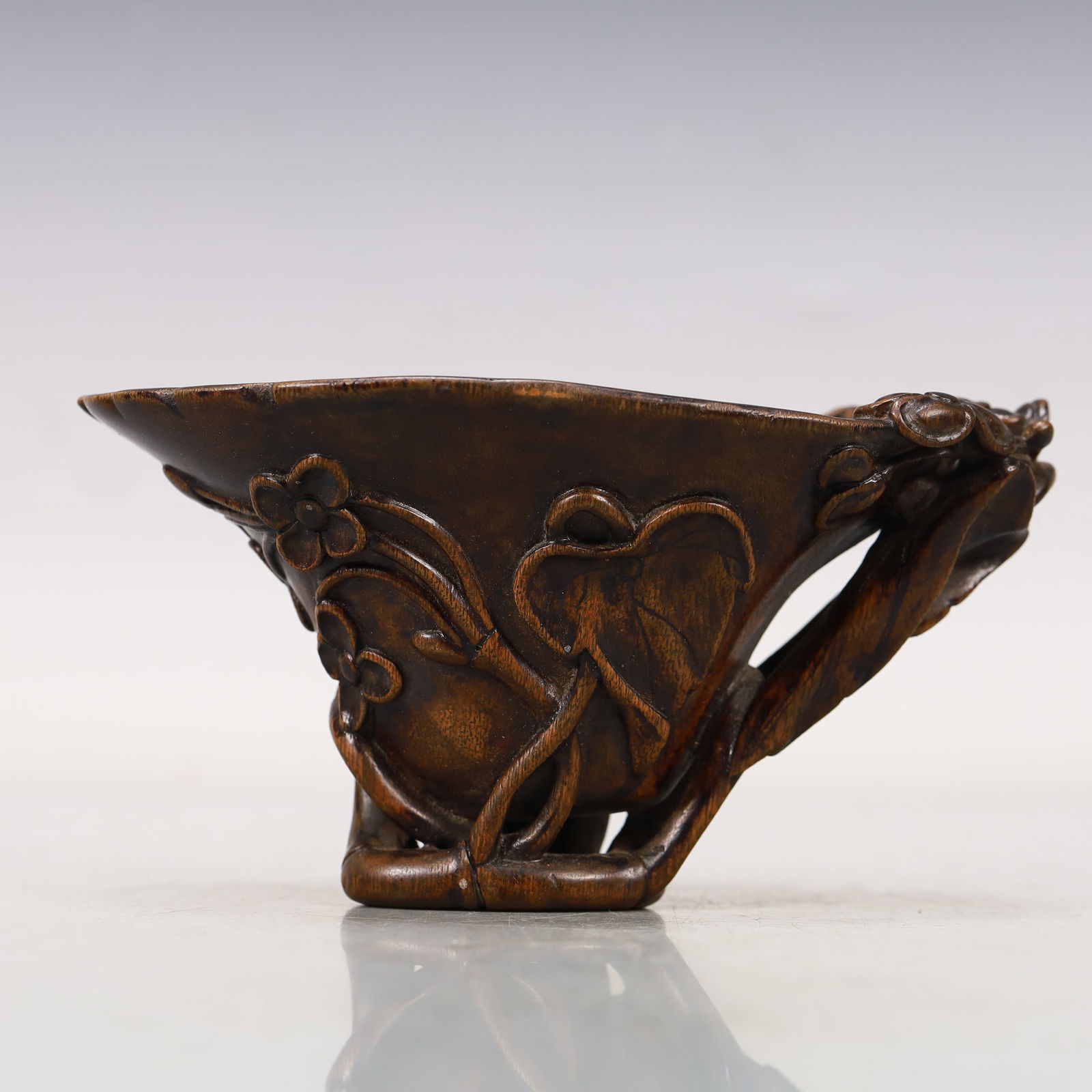 A Brilliant Eaglewood 'Flower' Cup: A Brilliant Eaglewood 'Flower' Cup. Chinese Qing Dynasty. Size:5.9inx3.7inx3.1in 清代 沉香木花卉纹杯