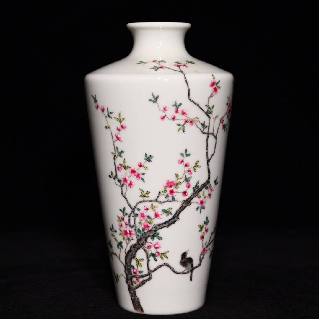 An Exquisite Famille-Rose Flower and Bird Pattern Vase: An Exquisite Famille-Rose Flower and Bird Pattern Vase,Qing Dynasty,China,Yongzheng Six-character Mark,Size:7.1inx3.7in 