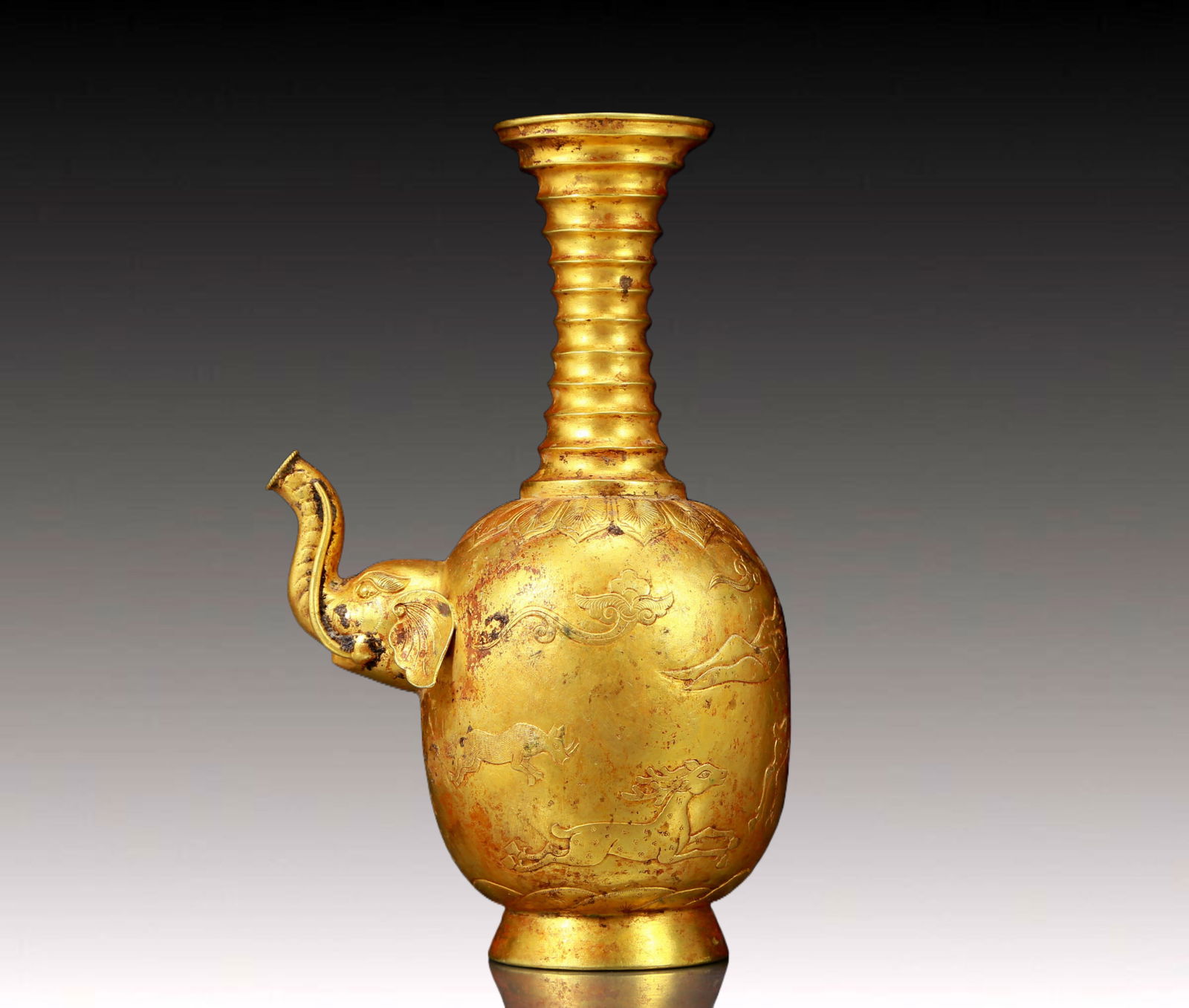 An Exquisite Gilt Bronze Hunting Pattern Pot: An Exquisite Gilt Bronze Hunting Pattern Pot,Qing Dynasty, China,Size:4.7inx3.1inx3.5in,Weight:525g 铜鎏金狩猎图象嘴壶，清代