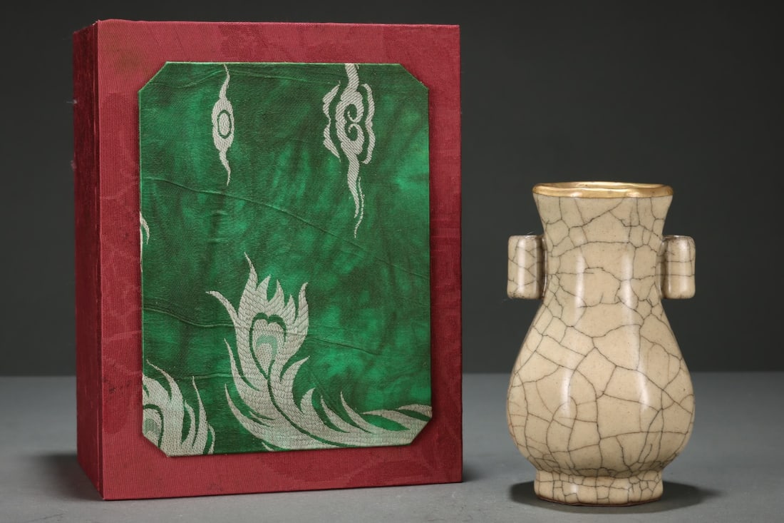 An Exquisite Ge yao Double-Ears Vase: An Exquisite Ge yao Double-Ears Vase,Song Dynasty,China,Size:6inx3.7in 哥窑双耳瓶,中国宋代