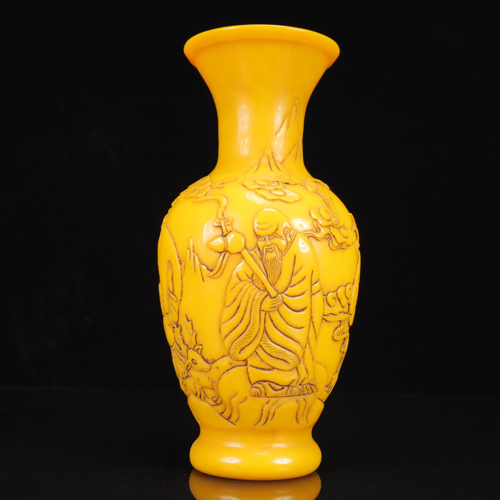 An Exquisite Glass Figure Pattern Vase: An Exquisite Glass Figure Pattern Vase,Qing Dynasty, China,Qianlong Four-character Mark,Size:5.1inx10.6in, Weight:1000g 