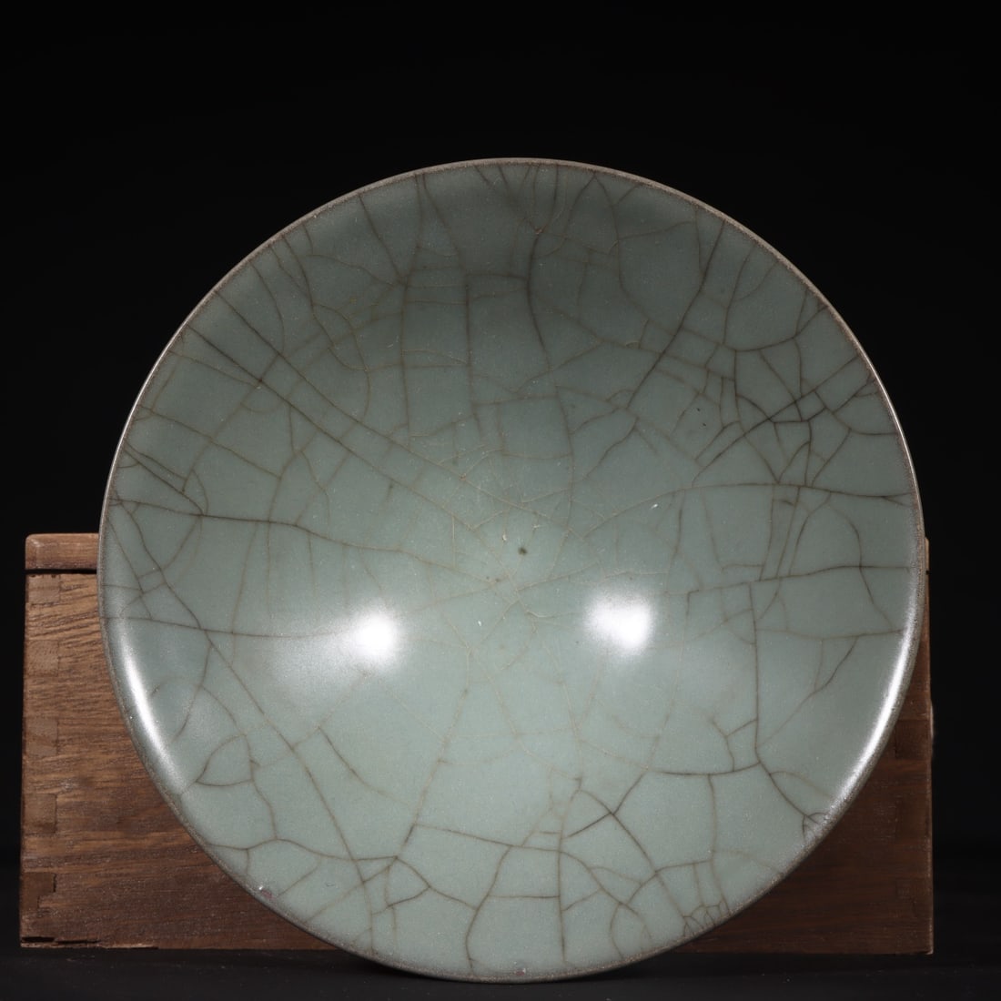 An Exquisite Guan yao Celadon Glazed Bowl: An Exquisite Guan yao Celadon Glazed Bowl,Song Dynasty,China,Size:2.2inx6.5in 官窑青釉碗,中国宋代