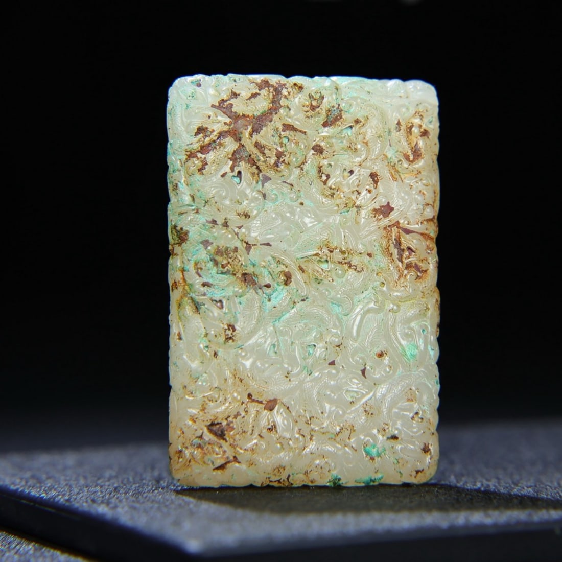 An Exquisite White Jade Dragon Pattern Pendant: An Exquisite White Jade Dragon Pattern Pendant,Qing Dynasty,China,Size:2.4inx1.7inx0.4in,Weight:68g 白玉龙纹挂件,中国清代