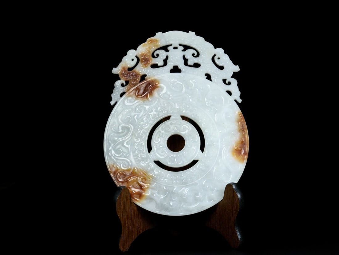 An Archaic Gaogu yu Dragon Pattern Pendant: An Archaic Gaogu yu Dragon Pattern Pendant,Ancient Time, China,Size:8.7inx6.6inx0.3in,Weight:468g 高古玉龙纹佩,中国远古时期