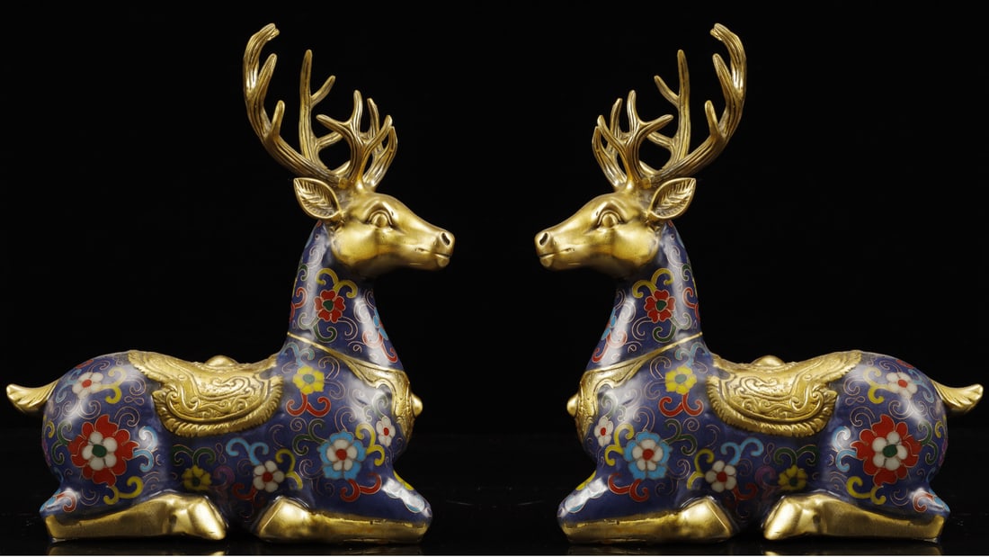 A Pair of Ecmxquisite Cloisonne Flower Pattern Deer Ornament: A Pair of Exquisite Cloisonne Flower Pattern Deer Ornament,Qing Dynasty, China,Size:8.3inx3.1inx10.4in,Weight:2050g 
