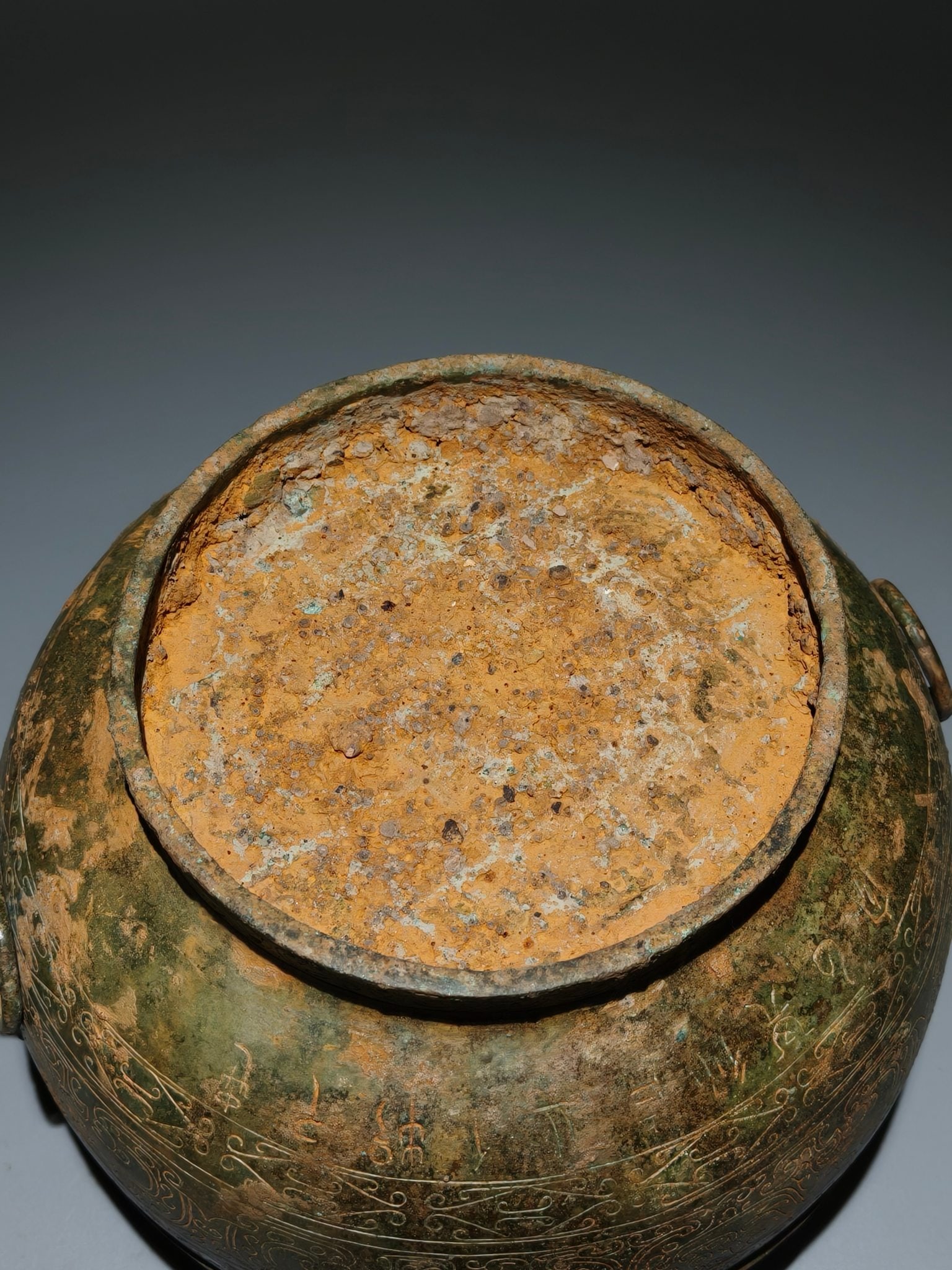 An Archaic Bronze Auspicious Cloud Pattern Box - 9