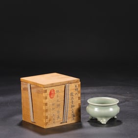 An Exquisite Longquan yao Celadon Glazed Tripod Censer
