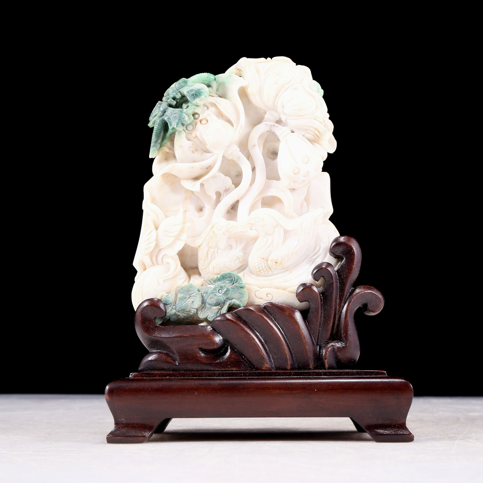 An exquisite jadeite flower and bird pattern ornament (1 of 7)