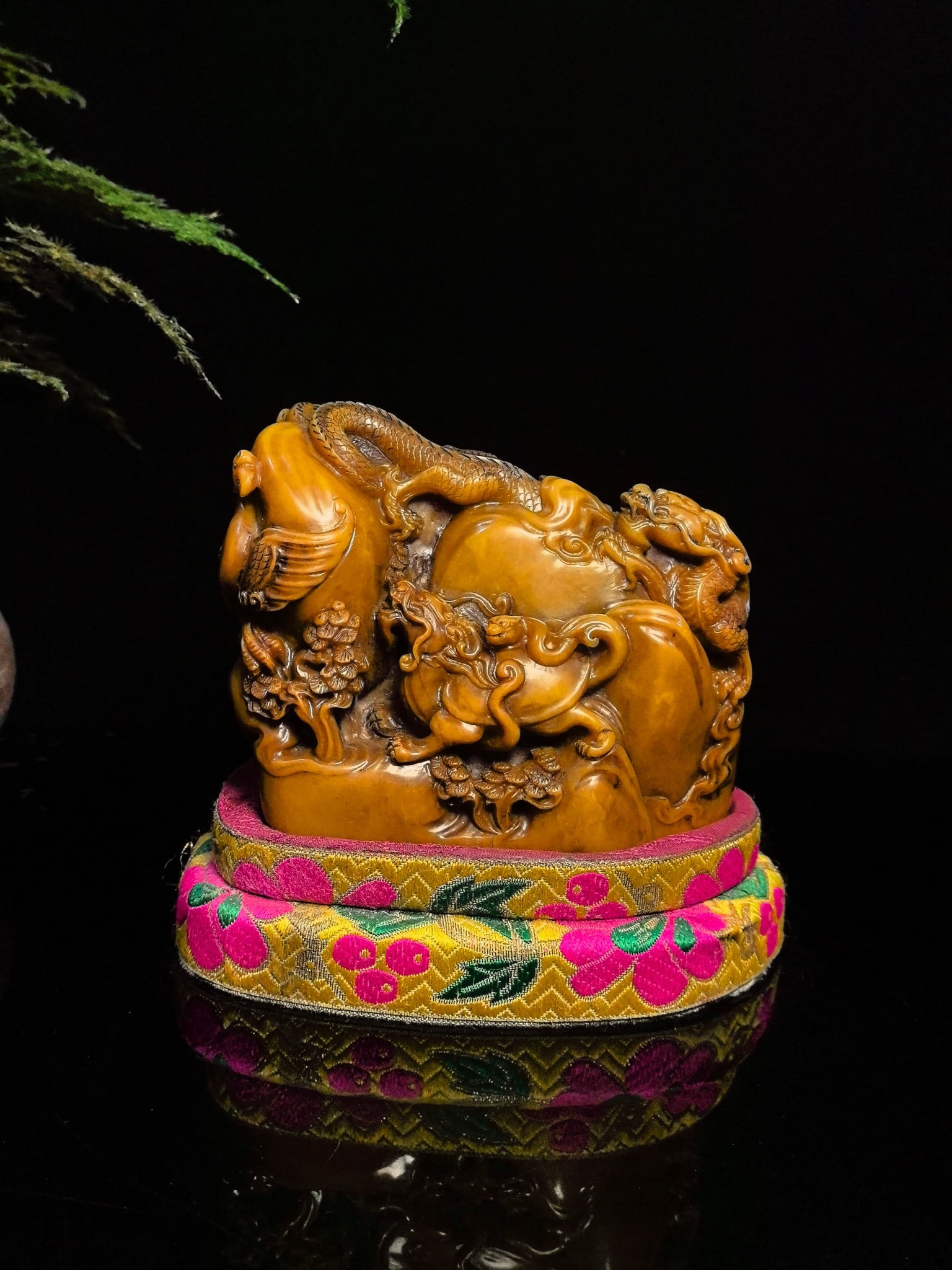 An Exquisite Tianhuang Stone Dragon Pattern Seal: An Exquisite Tianhuang Stone Dragon Pattern Seal,Qing Dynasty,China,Size:4.3inx4.7in,Weight:1028g 田黄石龙纹印章,中国清代