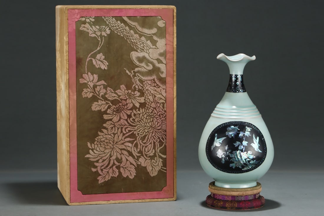 An Exquisite Ru yao Flower and Bird Pattern Vase: An Exquisite Ru yao Flower and Bird Pattern Vase,Size:10.8inx6.1in,Song Dynasty,China,with Mark 汝窑花鸟纹瓶,中国宋代,带款