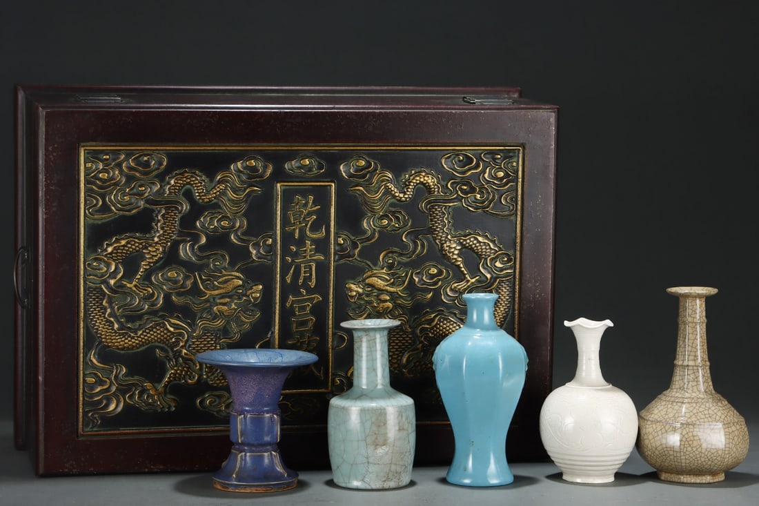 A Set Of Vases from the Five Great Kilns Vases(Guan yao Ding yao Ru yao Ge yao Jun yao) (1 of 8)