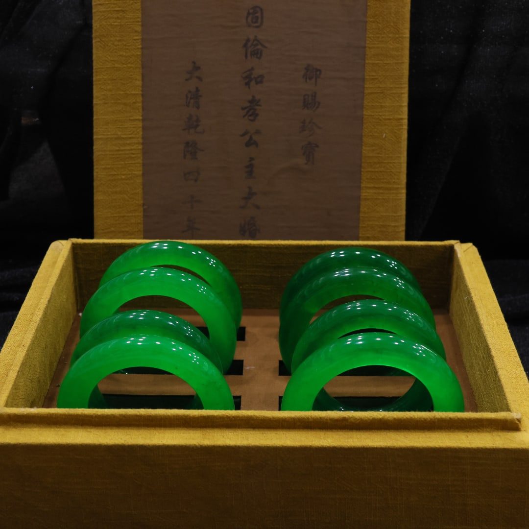 A Set of Fine Bracelets: A Set of Fine Bracelets 一套精美的手镯