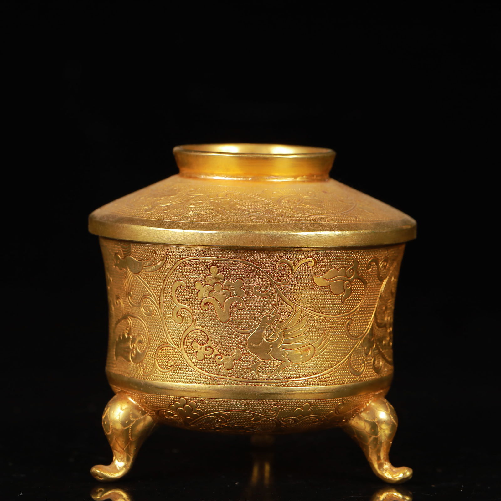 An Exquisite Gilt Bronze Flower and Bird Pattern Tripod Cup: An Exquisite Gilt Bronze Flower and Bird Pattern Tripod Cup,Qing Dynasty,China,Size:2.8inx3in,Weight:366g 铜鎏金花鸟纹三足杯,中国ę