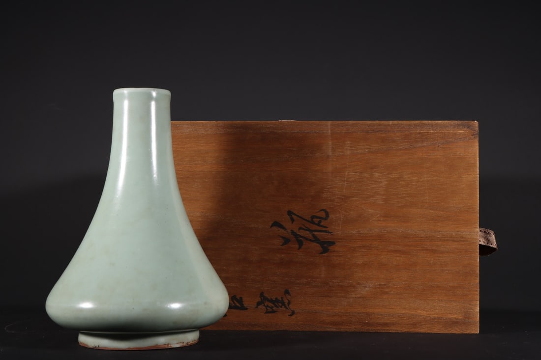 An Exquisite Guan yao Celadon Glazed Vase: An Exquisite Guan yao Celadon Glazed Vase,Song Dynasty,China,Size:8.7inx6.3in 官窑粉青釉瓶,中国宋代
