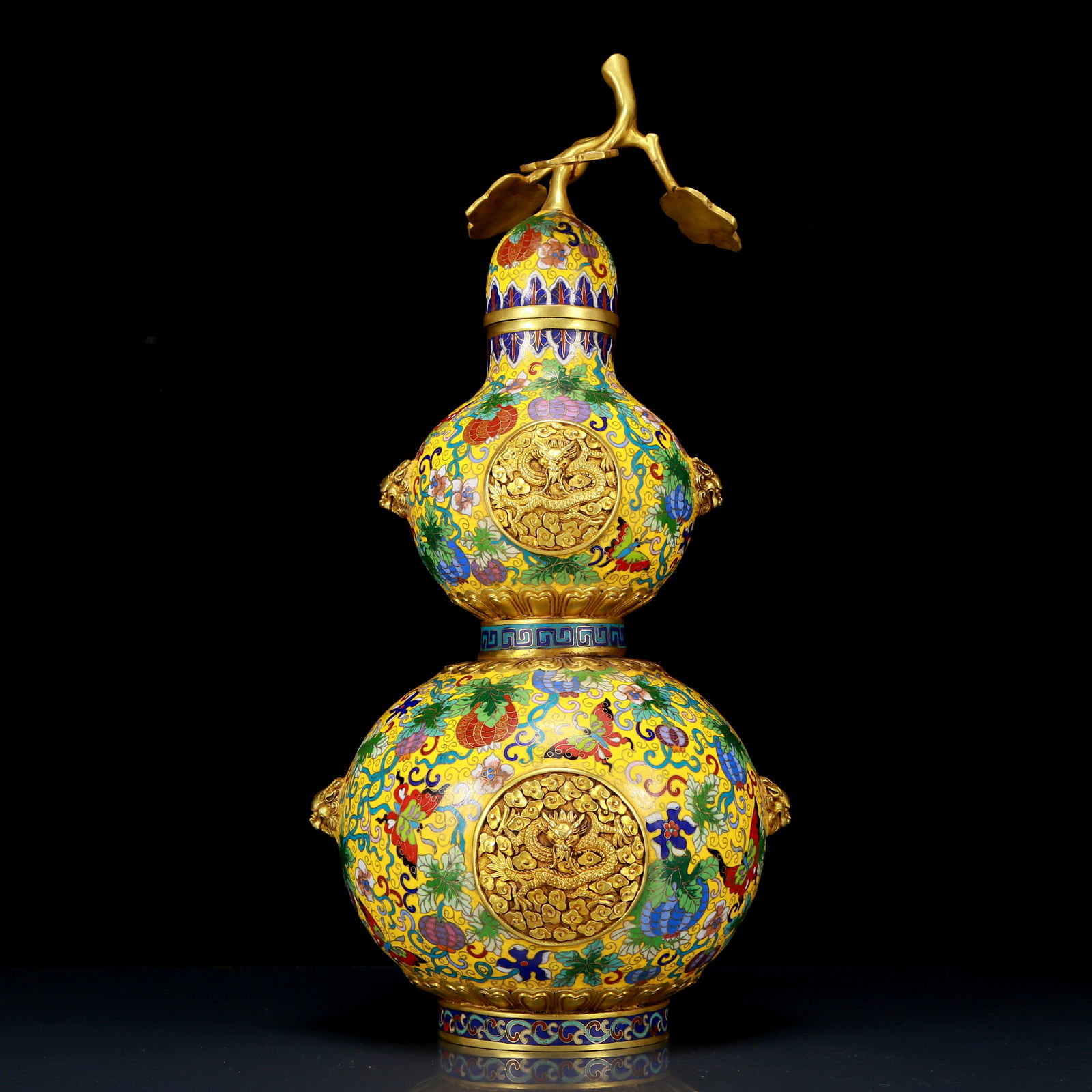 An exquisite cloisonné dragon-patterned gourd-shaped bottle with lid: An exquisite cloisonne dragon-patterned gourd-shaped bottle with lid. The application of filigree technology makes the decoration of this collection more detailed and three-dimensional. This collectib
