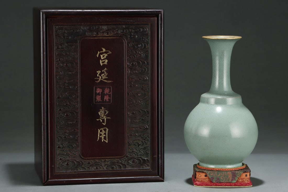 An Exquisite Ru yao Celadon Glazed Cover with Gold Vase: An Exquisite Ru yao Celadon Glazed Cover with Gold Vase,Song Dynasty,China,With Mark,Size:10.4inx6in 