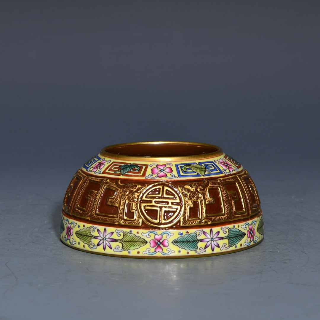 An Exquisite Famille-Rose Gilt Bats and Peach Pattern Brush Washer: An Exquisite Famille-Rose Gilt Bats and Peach Pattern Brush Washer,Qing Dynasty,China,Qianlong Six-character Mark,Size:1.6inx3.5in 