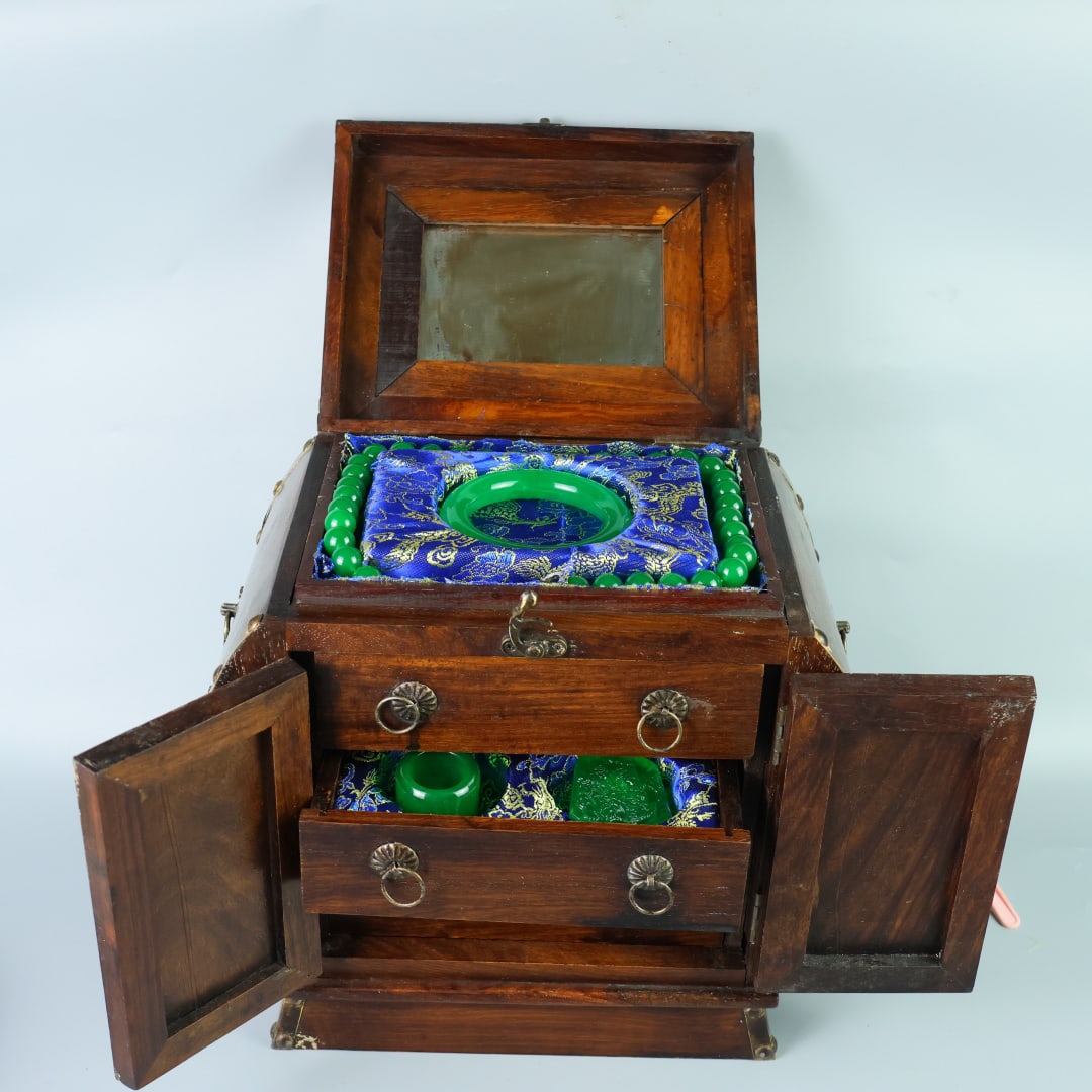 A Set of Fine Jewelry: A Set of Fine Jewelry 一套精美的首饰