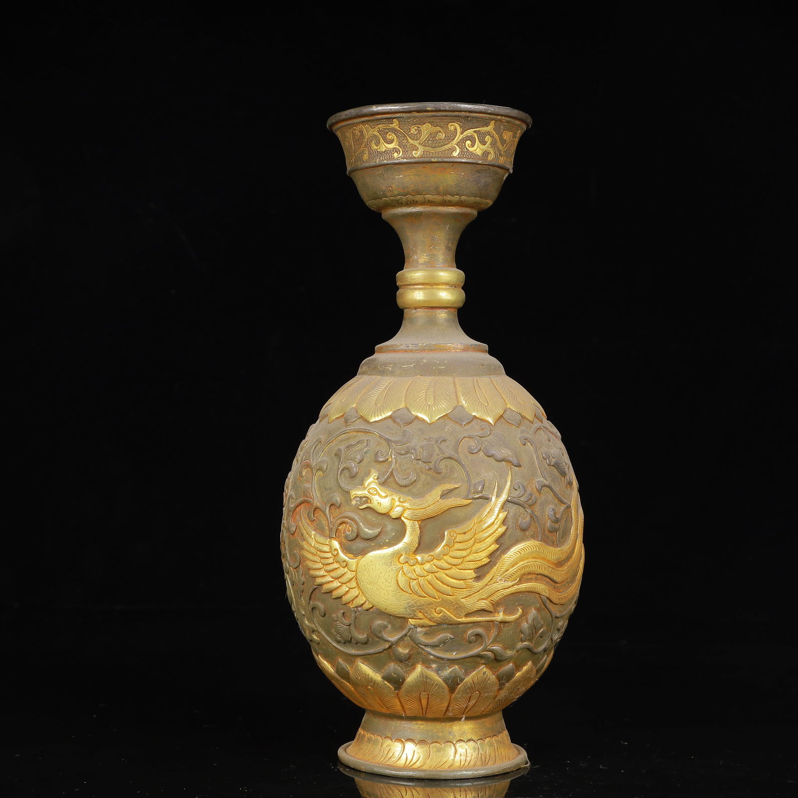 An Exquisite Gilt Silver Dragon and Phoenix Pattern Vase: An Exquisite Gilt Silver Dragon and Phoenix Pattern Vase,Tang Dynasty,China,Zhenguan Four-Character Mark,Size:4.3inx9.4in,Weight:800g 银鎏金龙凤纹瓶,中&