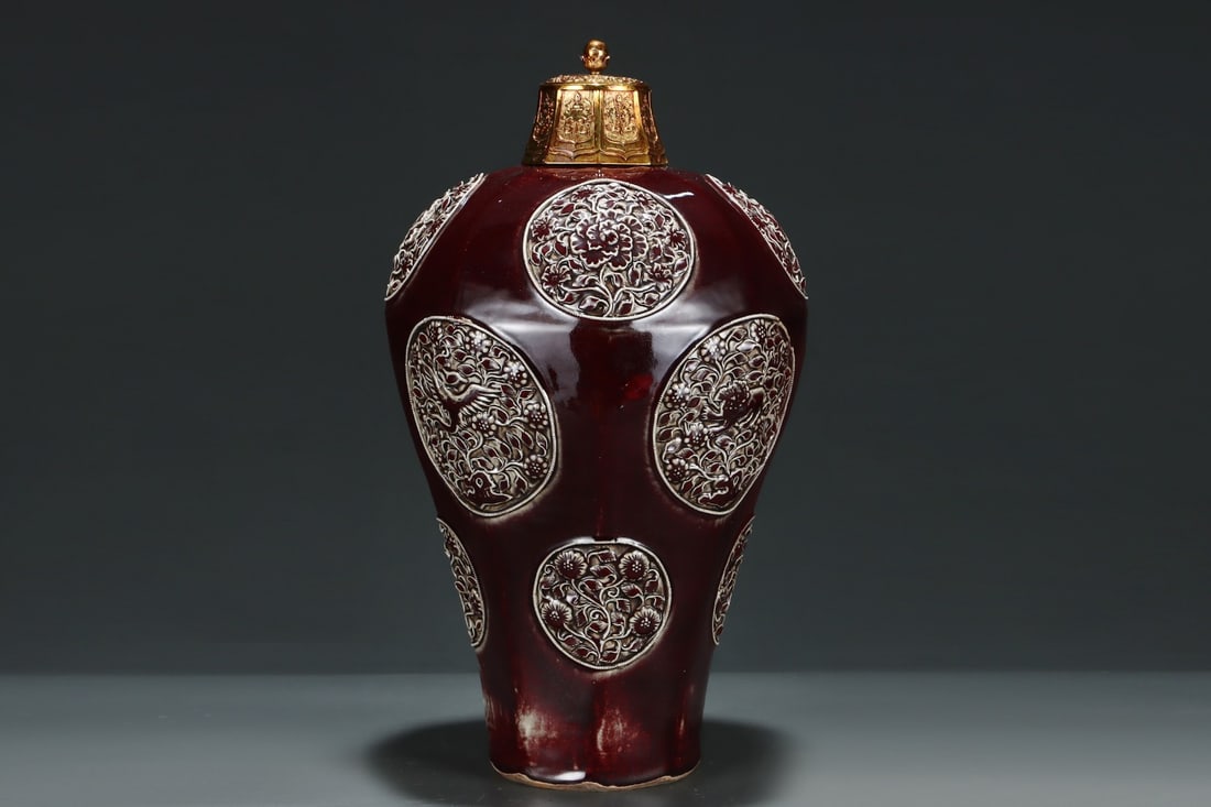 A Huge Ji Red Glazed Lotus Pattern Bottle - 3