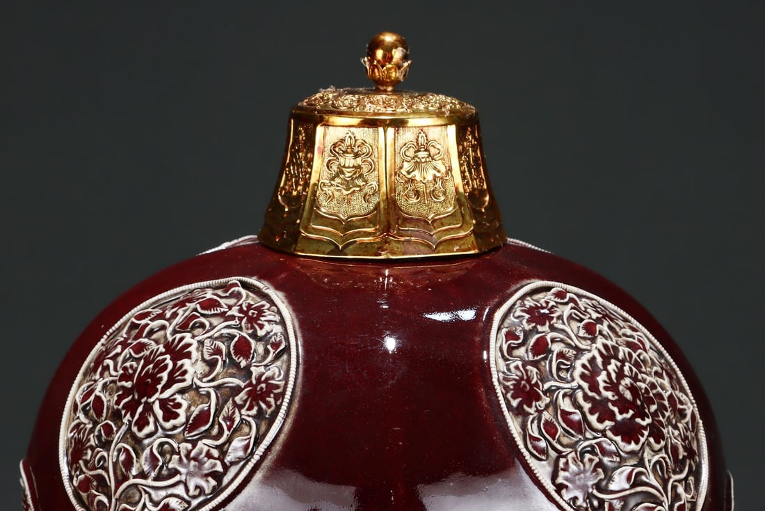 A Huge Ji Red Glazed Lotus Pattern Bottle - 4