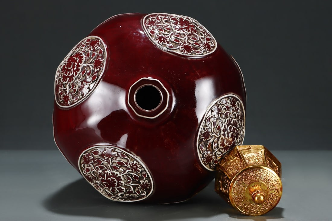 A Huge Ji Red Glazed Lotus Pattern Bottle - 7