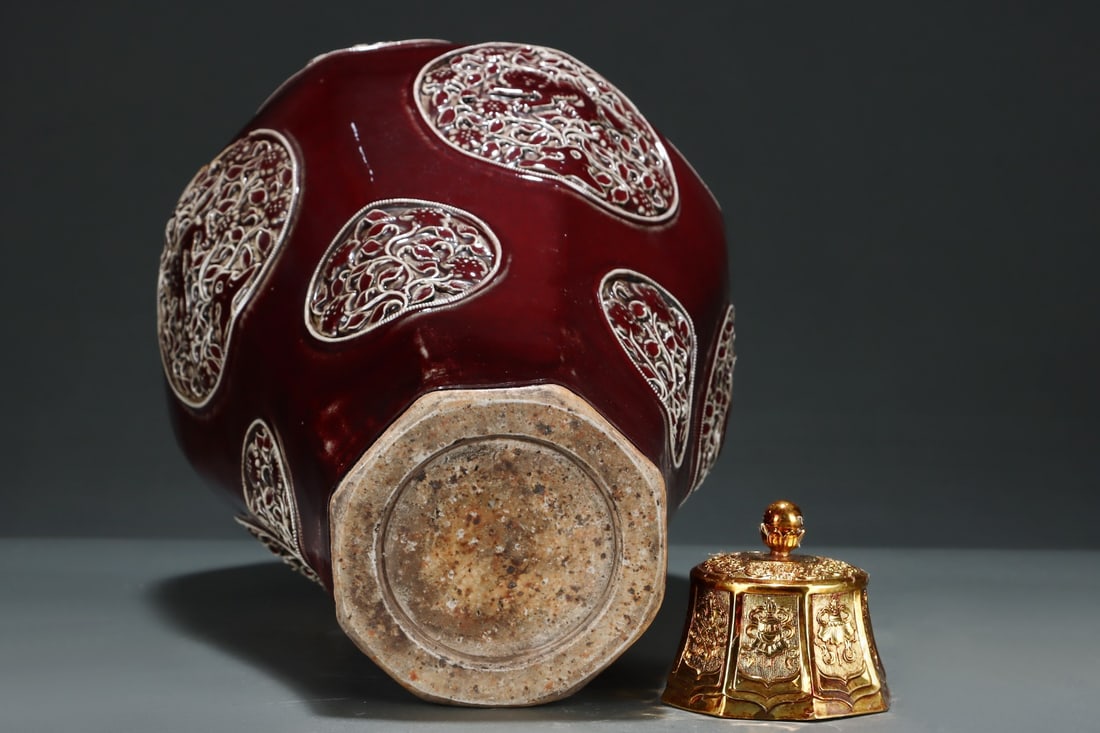 A Huge Ji Red Glazed Lotus Pattern Bottle - 8