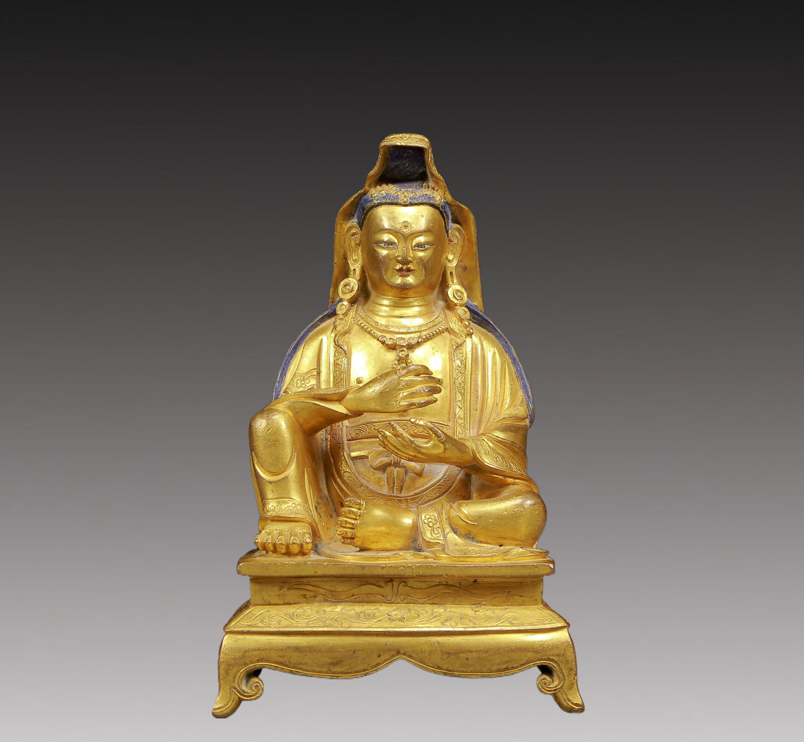 A Solemn Gilt Bronze Statue of Avalokitesvara: A Solemn Gilt Bronze Statue of Avalokitesvara,Ming Dynasty, China,Size:4.1inx3inx7.5in,Weight:1520g 铜鎏金观音像，明代