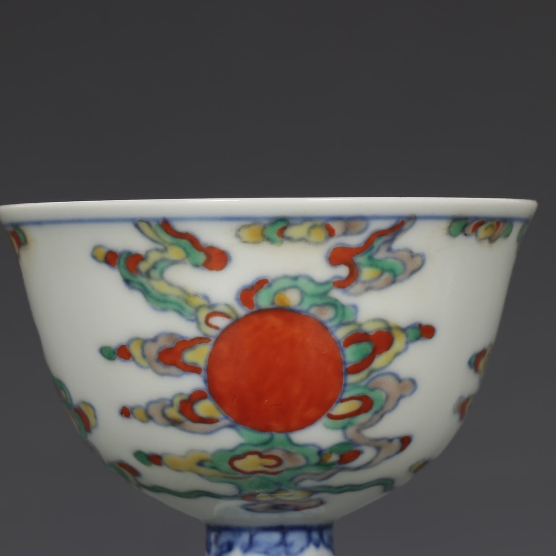 A Pair of Exquisite Doucai Auspicious Cloud Pattern Stem Cups - 3