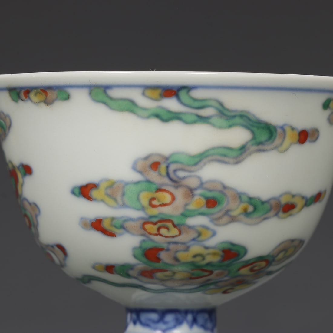 A Pair of Exquisite Doucai Auspicious Cloud Pattern Stem Cups - 6