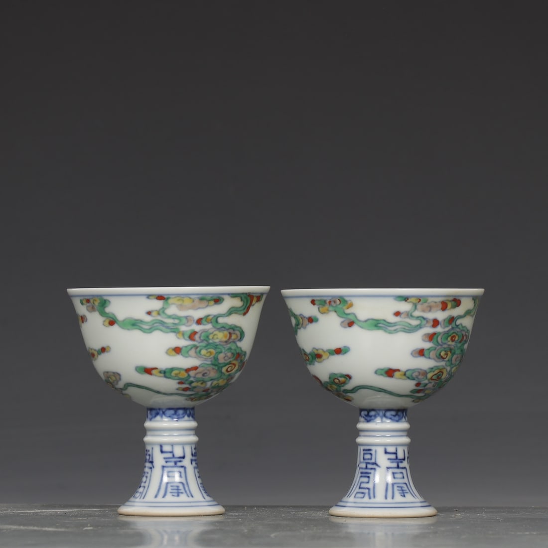 A Pair of Exquisite Doucai Auspicious Cloud Pattern Stem Cups - 7