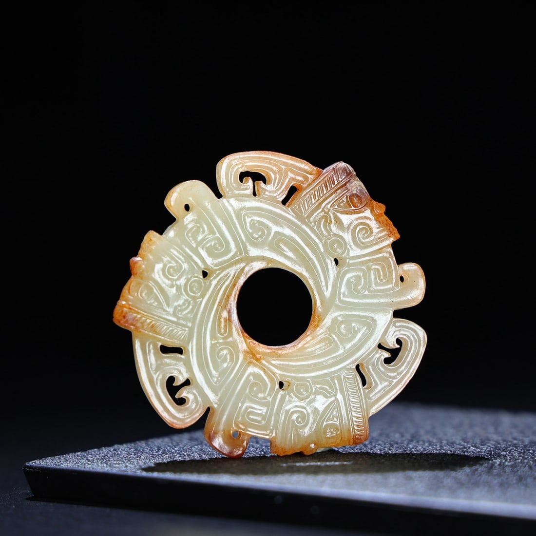 An Exquisite White Jade Pendant: An Exquisite White Jade Pendant,Qing Dynasty,China,Size:2.2inx2.1inx0.2in,Weight:28g 白玉挂件,中国清代