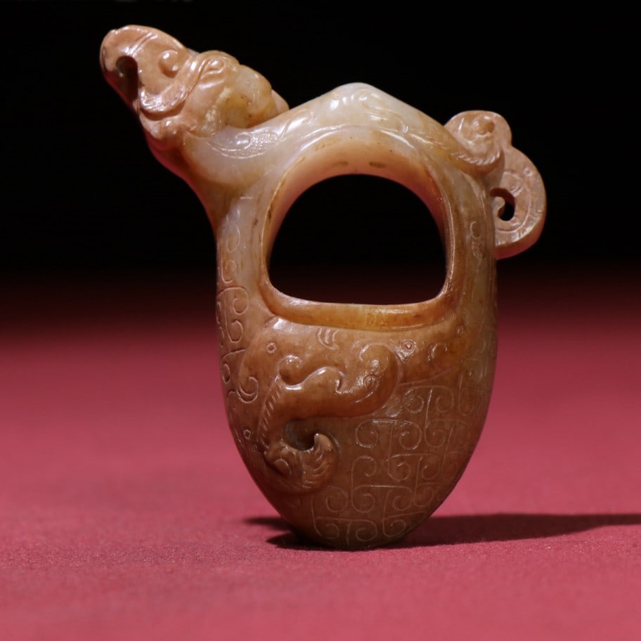 An Exquisite White Jade Deer Pattern Pendant: An Exquisite White Jade Deer Pattern Pendant,Qing Dynasty,China,Size:2.4inx2.3inx0.6in,Weight:49g 白玉鹿纹挂件,中国清代