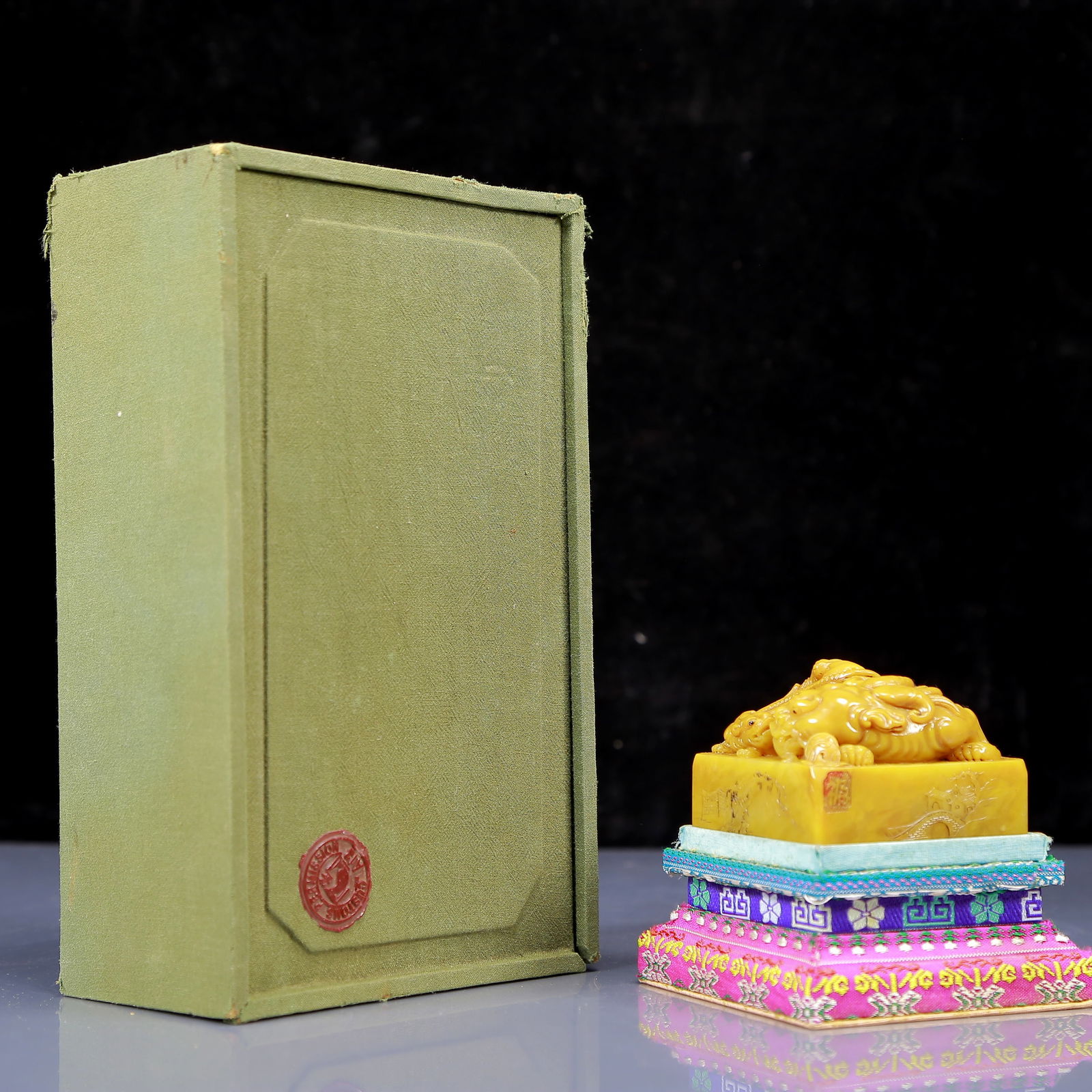 An Exquisite Tianhuang Stone Auspicious Beast Pattern Seal: An Exquisite Tianhuang Stone Auspicious Beast Pattern Seal,Qing Dynasty, China,Size:2.6inx2in,Weight:365g 田黄石瑞兽纹印章，清代