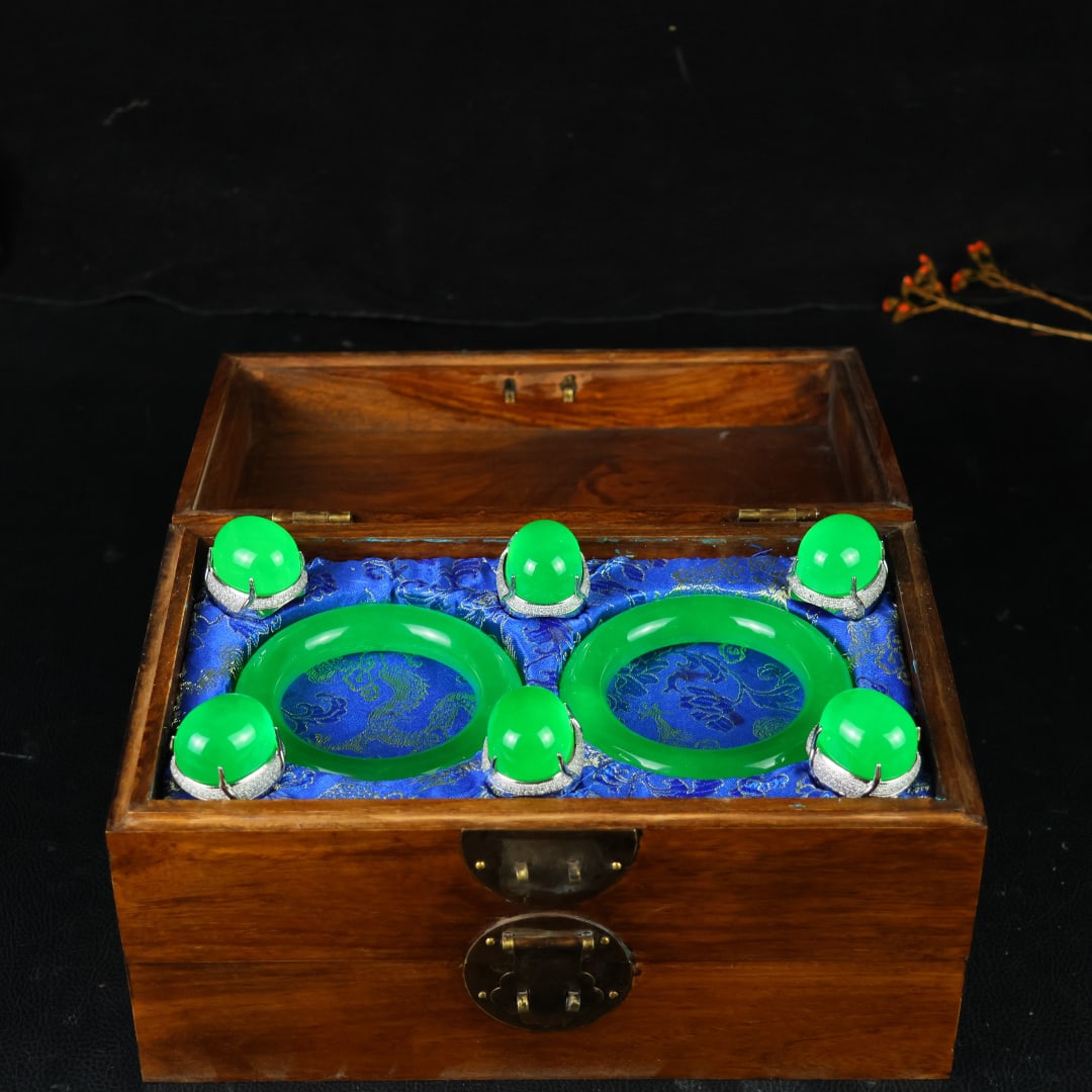 A Set of Fine Jewelry: A Set of Fine Jewelry 一套精美的首饰