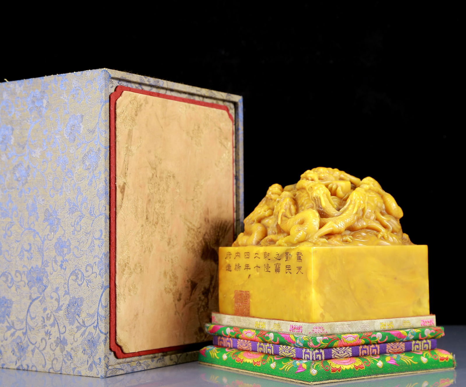 An Exquisite Tianhuang Stone Dragon Pattern Seal: An Exquisite Tianhuang Stone Dragon Pattern Seal,Qing Dynasty, China,Qianlong Mark,Size:5.5inx5.3in,Weight:5035g 