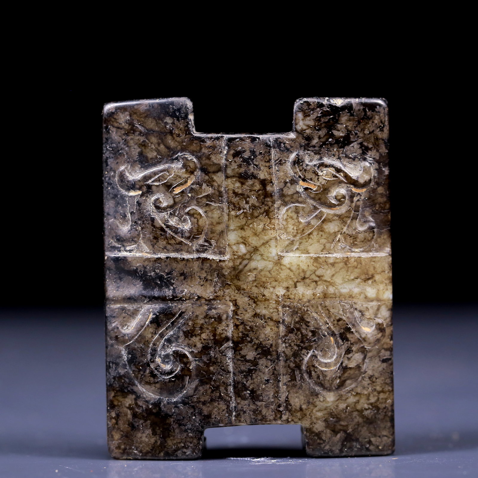 An Exquisite Hetian Jade Chi-Dragon Pattern Pendant: An Exquisite Hetian Jade Chi-Dragon Pattern Pendant,Qing Dynasty, China,Size: 1.8inx2.4inx0.6in,Weight:80g 和田玉螭龙纹挂件，清代