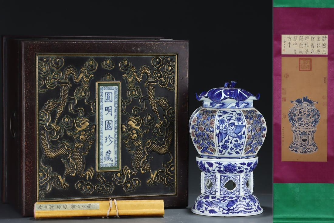 An Exquisite Blue and White Underglaze-Red Dragon and Phoenix Pattern Jar with Cover,with Base,with (1 of 8)