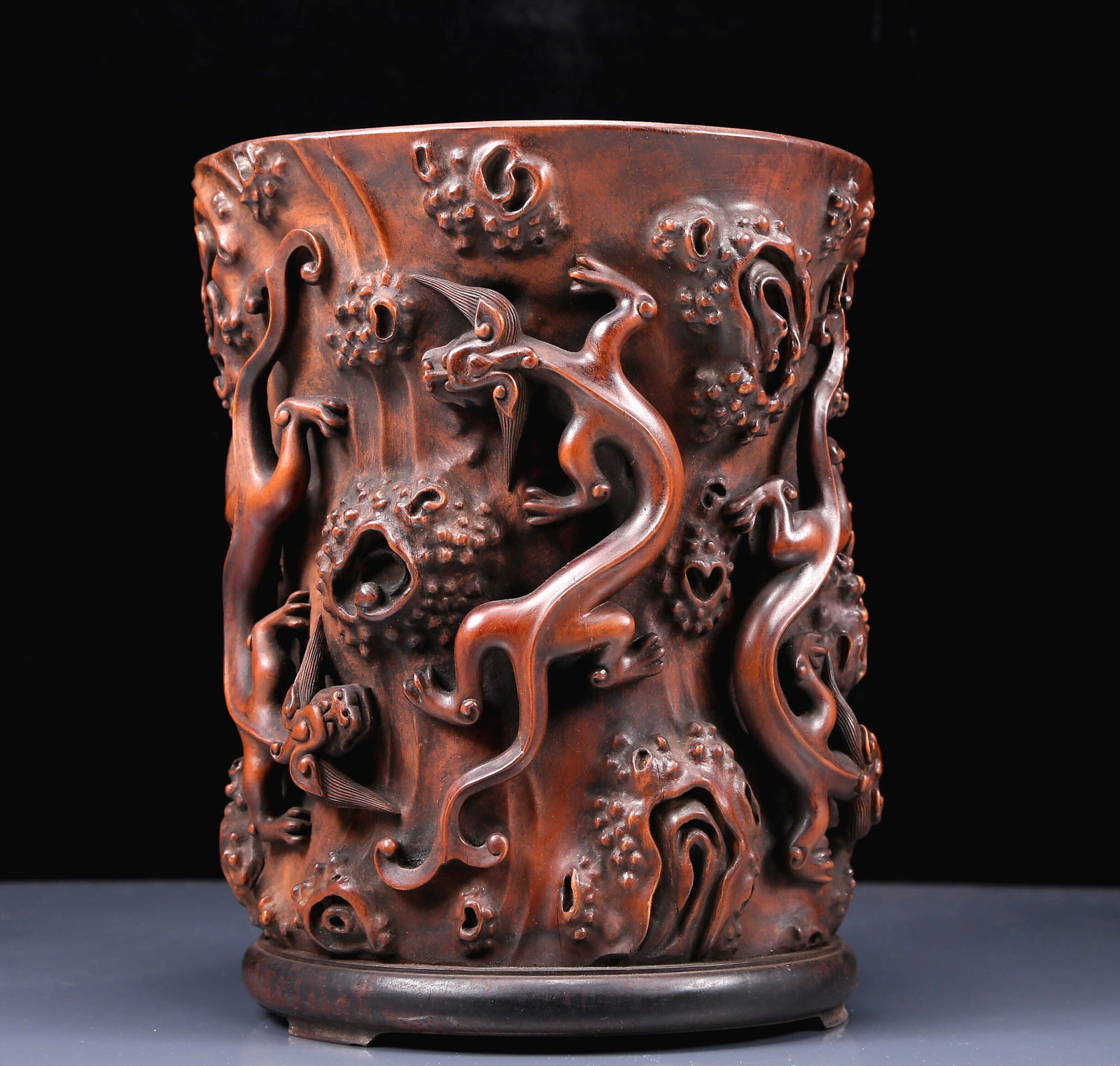 An Exquisite Boxwood Chi-Dragon Pattern Brush Pot: An Exquisite Boxwood Chi-Dragon Pattern Brush Pot,Ming Dynasty, China,Size:8.7inx10.2in,Weight:3590g 黄杨木螭龙纹笔筒，明代