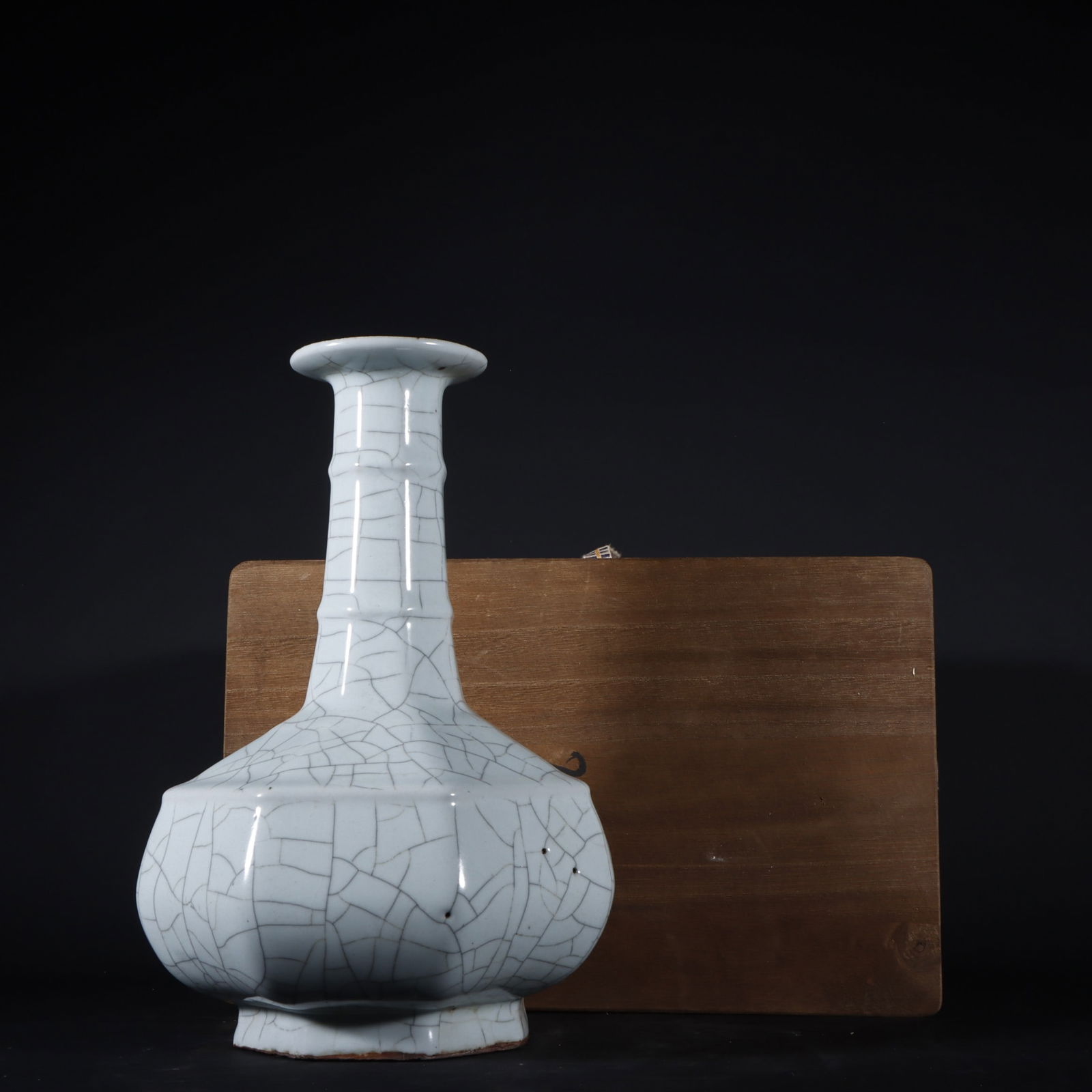 An Exquisite Guan yao White Glazed Vase: An Exquisite Guan yao White Glazed Vase,Song Dynasty,China,Size:10.6inx7.1in 官窑白釉瓶,中国宋代