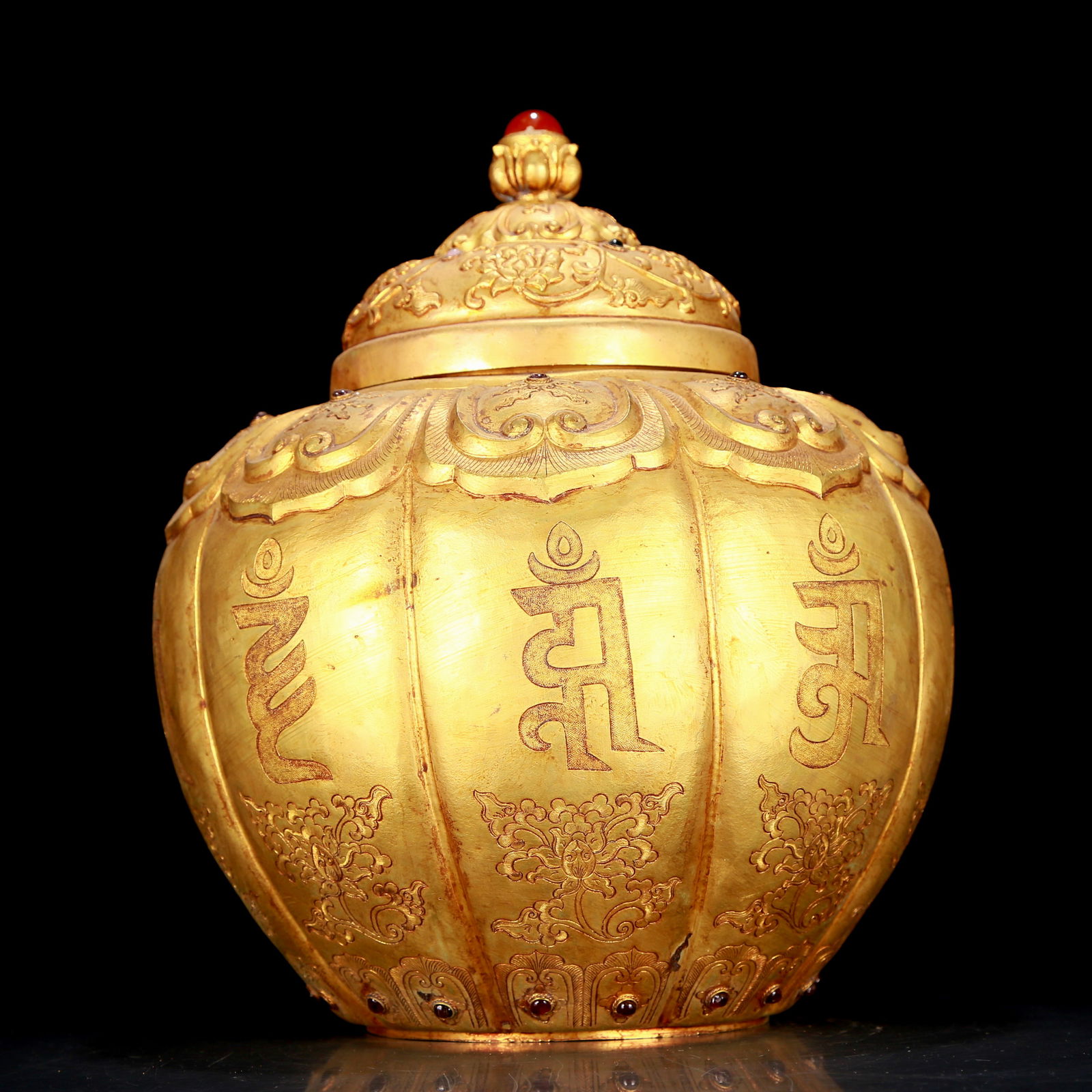 An exquisite gilt bronze pot with floral patterns: An exquisite gilt bronze pot with floral patterns, Qing Dynasty, China. The surface has been carefully carved, vividly demonstrating the superb skills of the craftsman. It has its own unique meaning