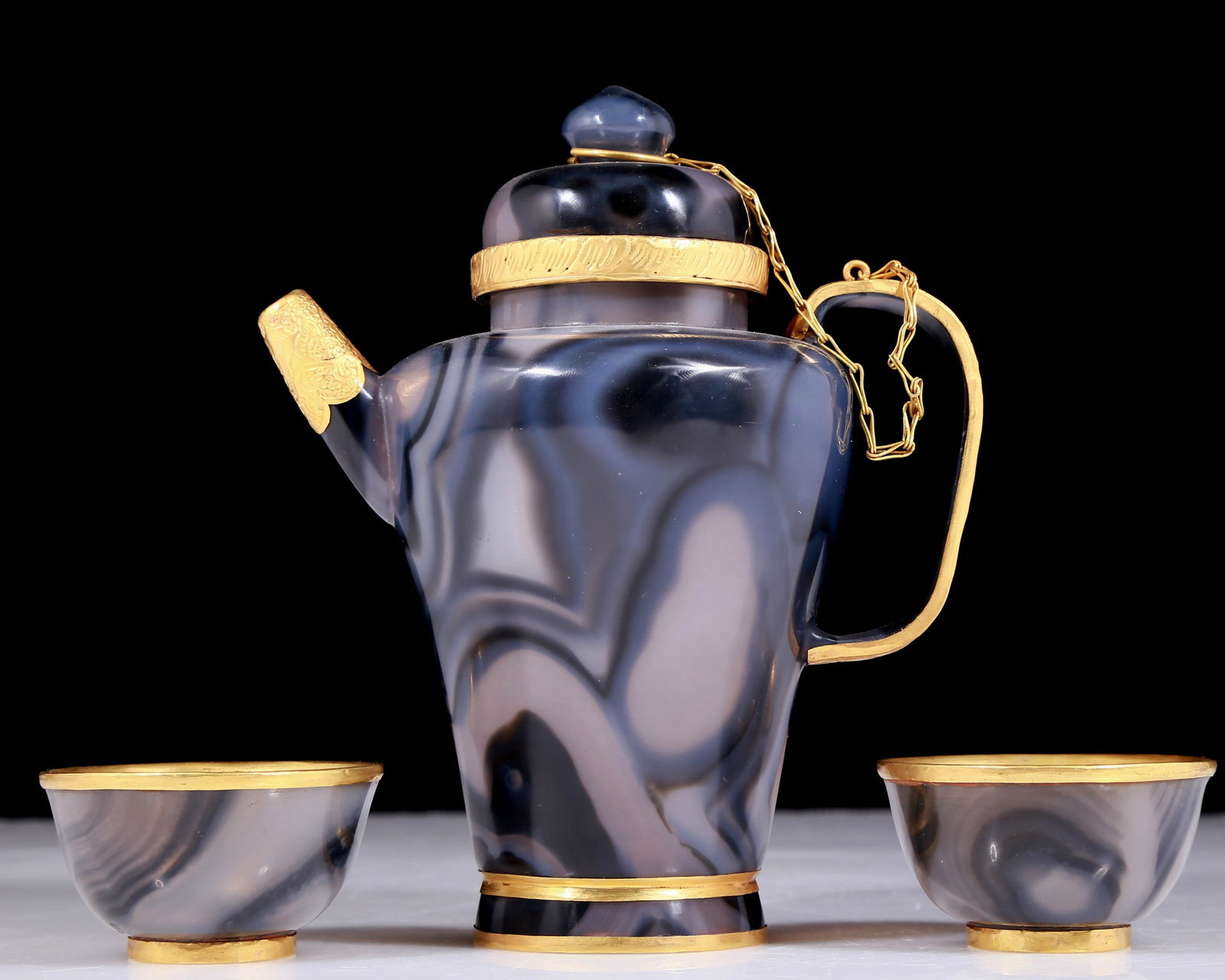A set of exquisite agate gold-covered tea sets: An exquisite agate gold-covered ewer, with two agate gold-covered small cups, Qing Dynasty, China, dimensions: ewer: 5.7inx3.7inx6.5in, cup: 2.5inx5.3in, weight: 510g 