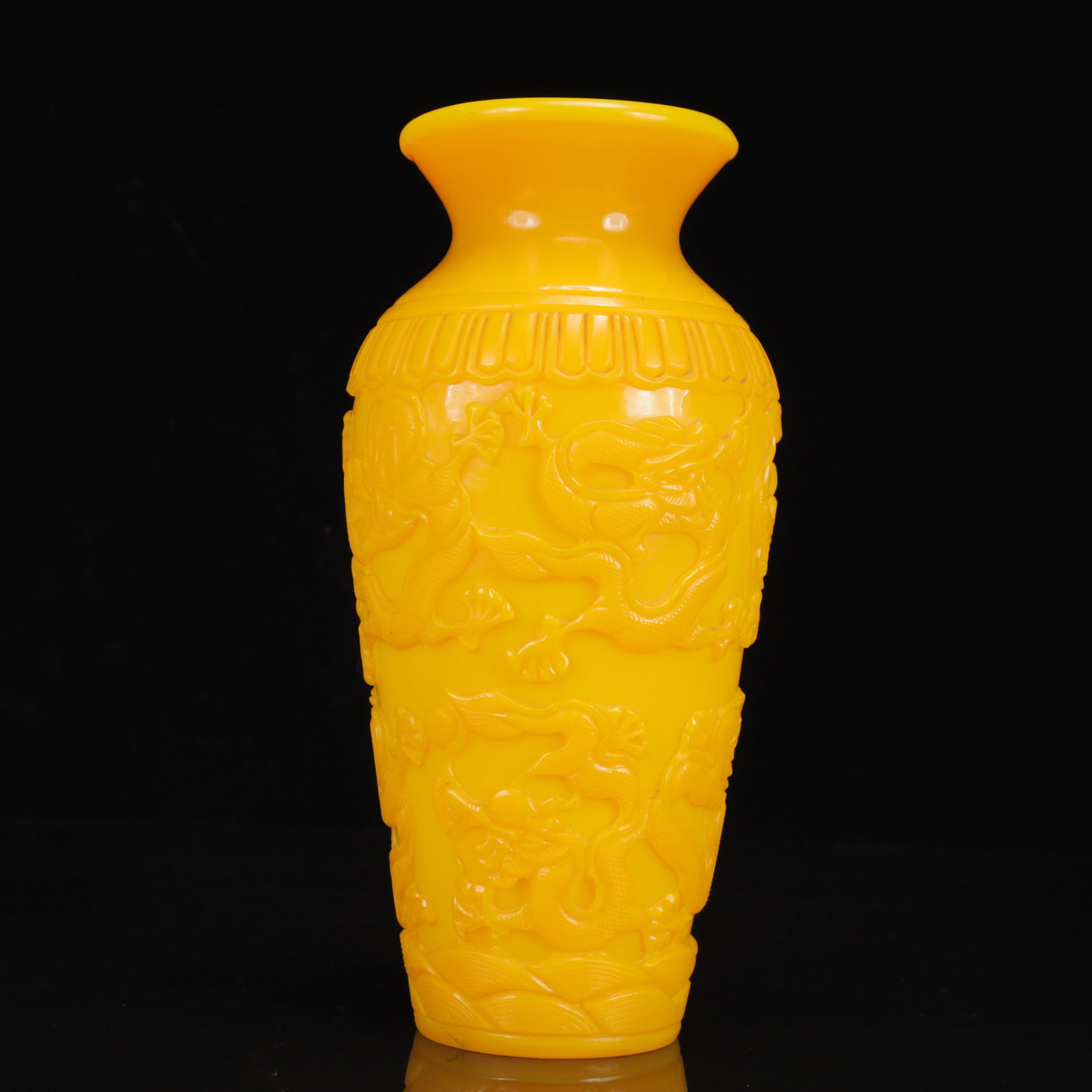 An Exquisite Glass Dragon Pattern Vase - 12
