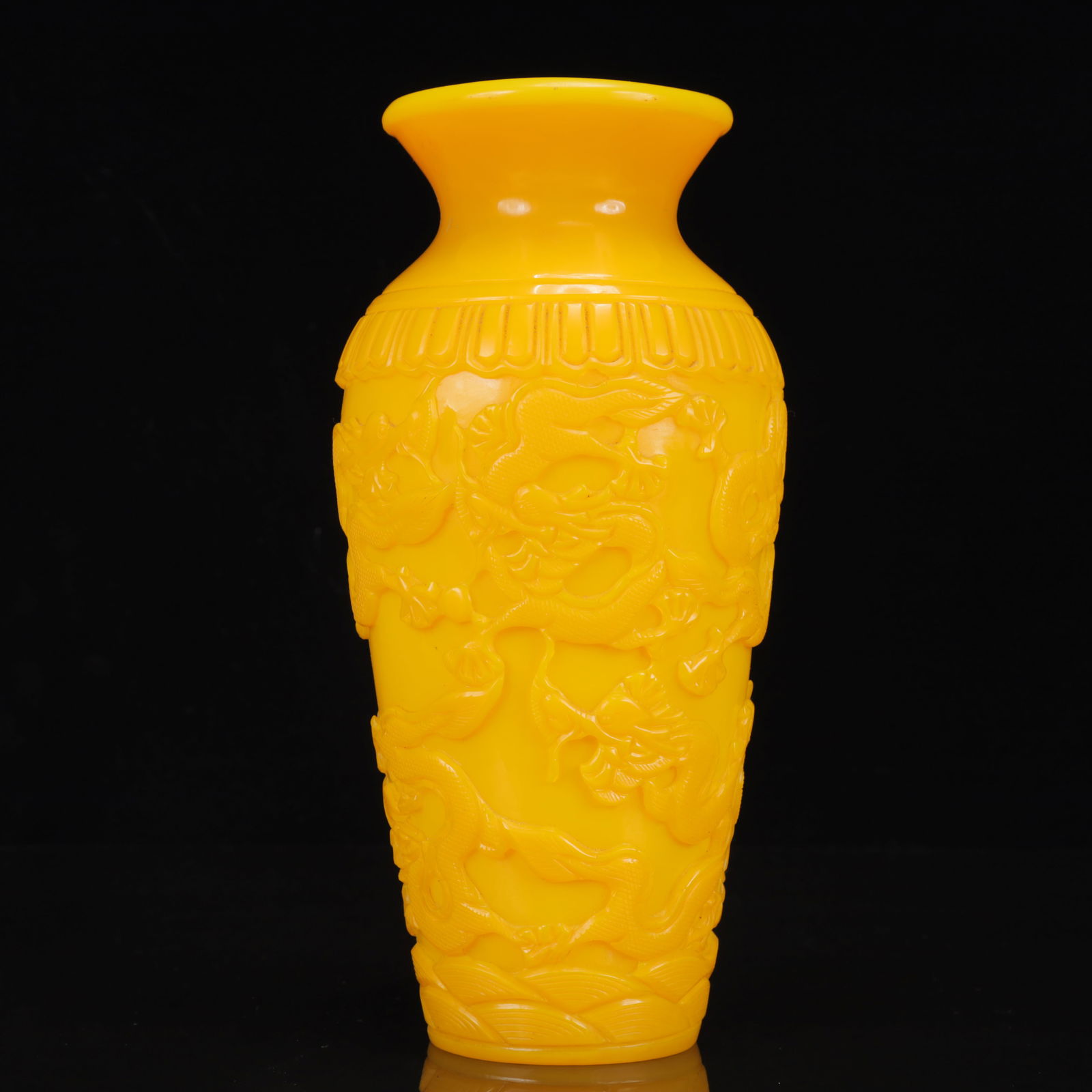 An Exquisite Glass Dragon Pattern Vase - 4