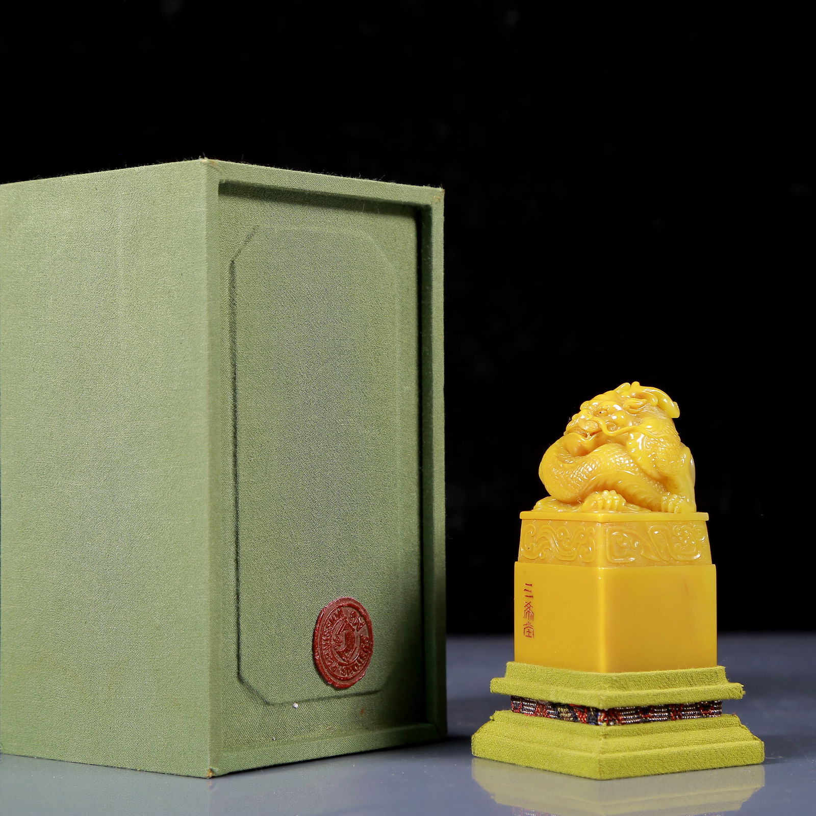 An Exquisite Tianhuang Stone Dragon Pattern Seal: An Exquisite Tianhuang Stone Dragon Pattern Seal,Qing Dynasty, China,Size:1.6inx3.1in,Weight:295g 田黄石龙纹印章，清代