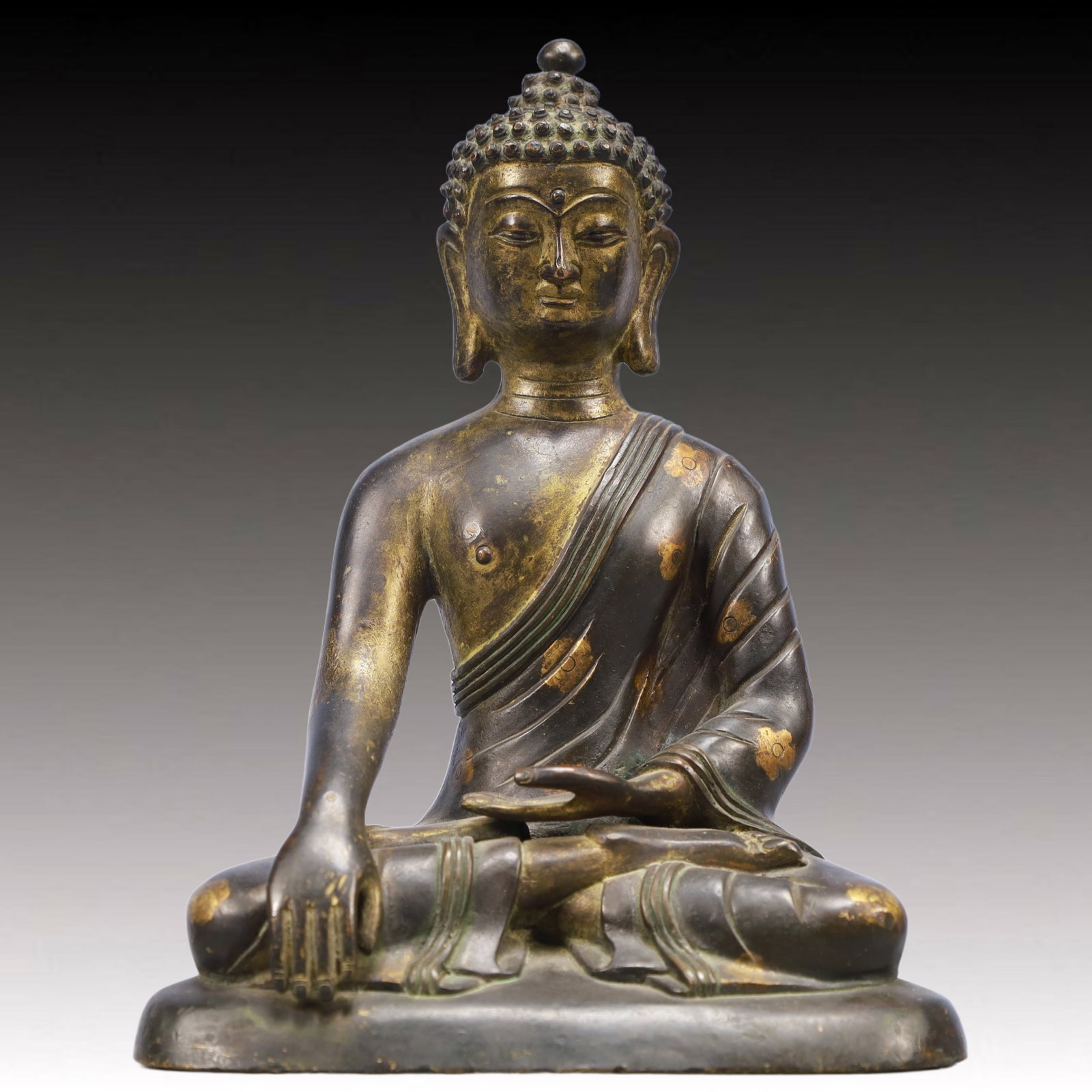 A Solemn Gilt Bronze Statue of Sakyamuni: A Solemn Gilt Bronze Statue of Sakyamuni,Qing Dynasty, China,Size:5.5inx3.7inx7.5in,Weight:1850g 铜鎏金释迦摩尼像,中国清代