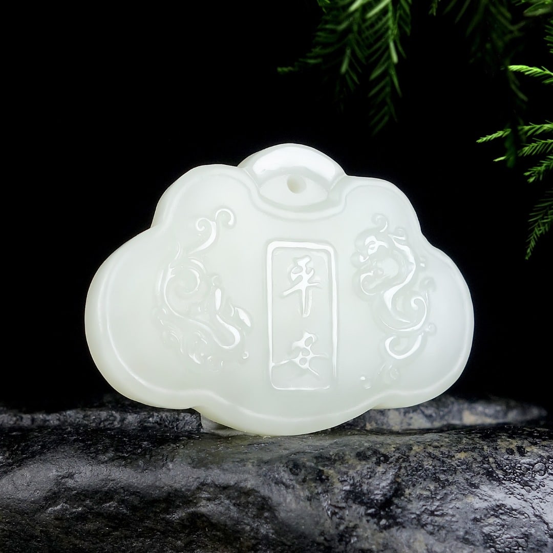 An Exquisite White Jade Dragon Pattern Pendant - 2