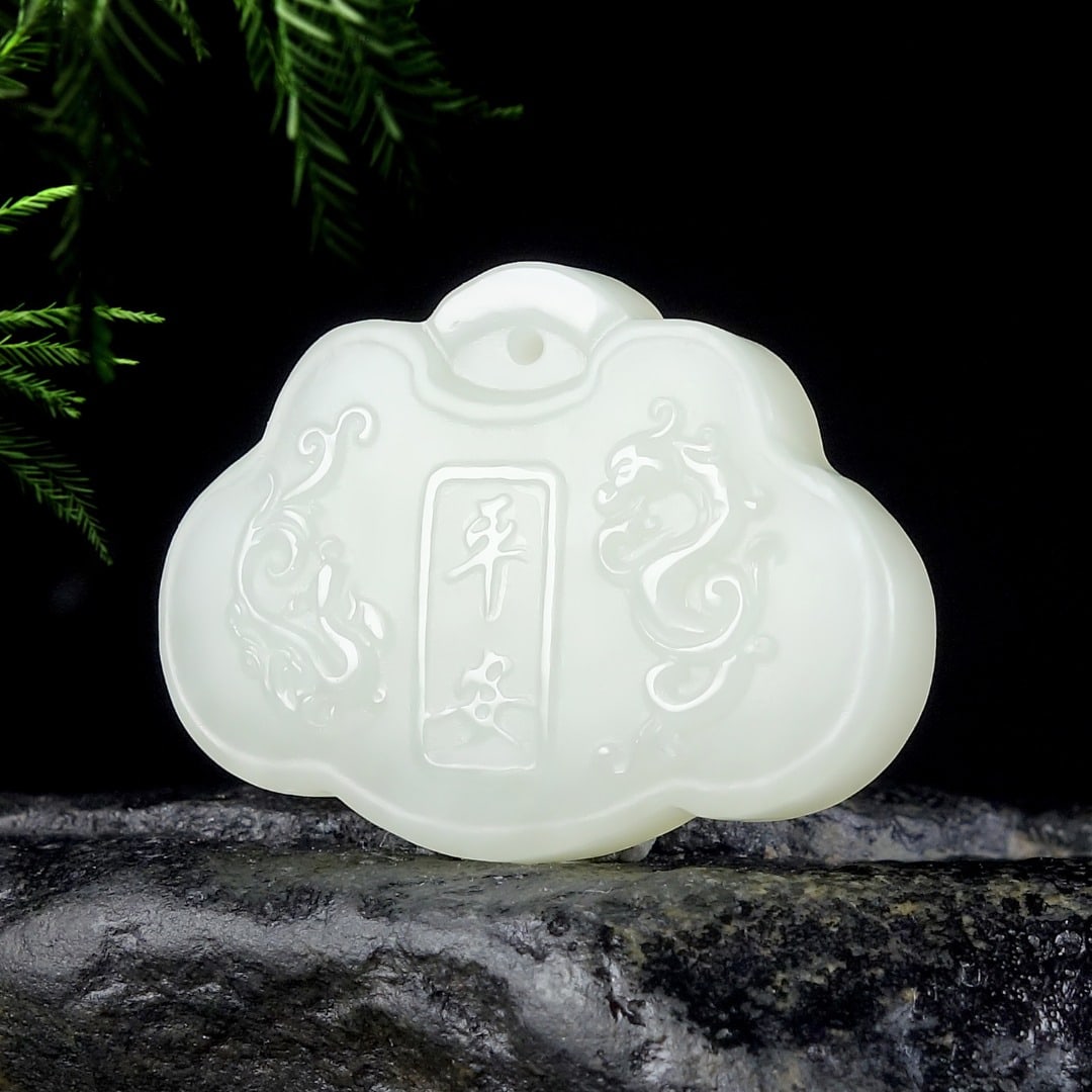 An Exquisite White Jade Dragon Pattern Pendant - 3